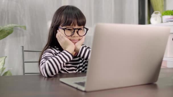 Asia Dziewczyna Surfing Internet Online Laptopem Tajski Dzieciak Używać Notebooka — Wideo stockowe