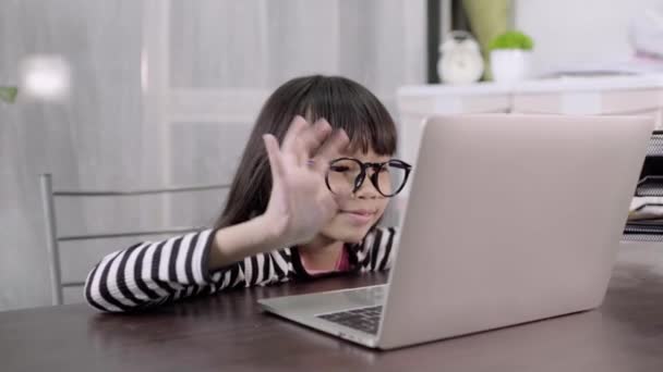 Ásia Menina Navegar Internet Line Com Computador Portátil Tailandês Caderno — Vídeo de Stock