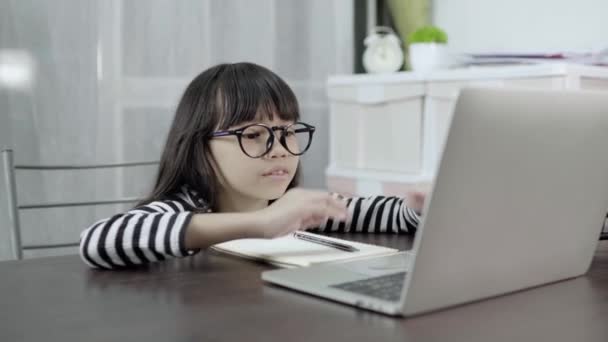 Asia Girl Surfing Internet Online Laptop Computer Thai Kid Use — Stock Video