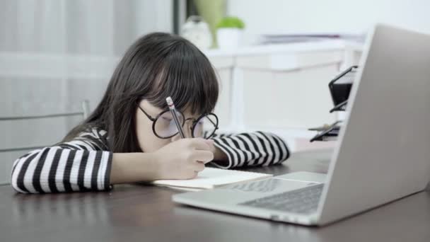 アジアの女の子は ラップトップコンピュータでインターネットサーフィン タイの子供はオンライン学習のためのノートブックを使用して デジタル技術教育の概念 — ストック動画