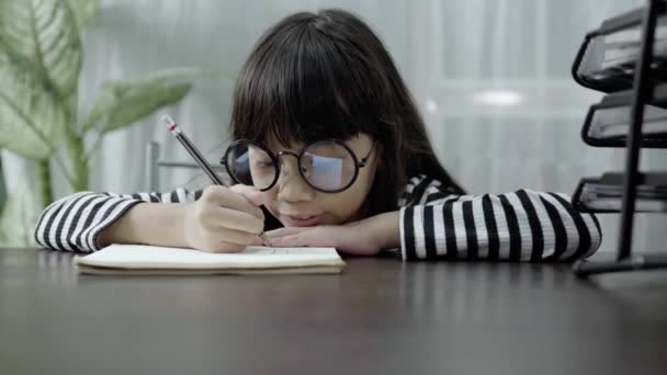 Młoda Dziewczyna Azji Pisząc Notatniku Tajskie Dziecko Uczenia Się Edukacji — Wideo stockowe