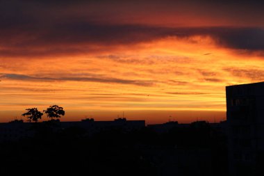 Şehirde kızıl gün batımı