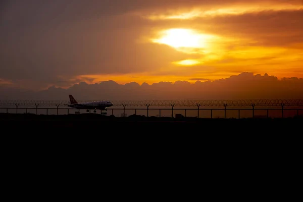 Samolot Startuje Lotnisku Wieczorem — Zdjęcie stockowe