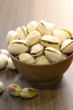 Eski ahşap bir arka planda fıstıklar.