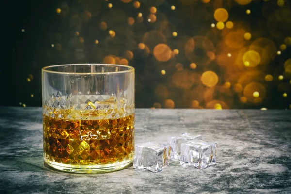 Whiskey Gelo Fundo Bokeh Dourado Para Dia Feliz — Fotografia de Stock