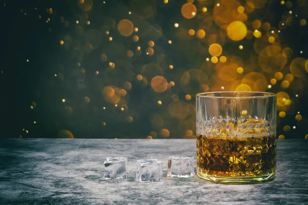 Whiskey Gelo Fundo Bokeh Dourado Para Dia Feliz — Fotografia de Stock