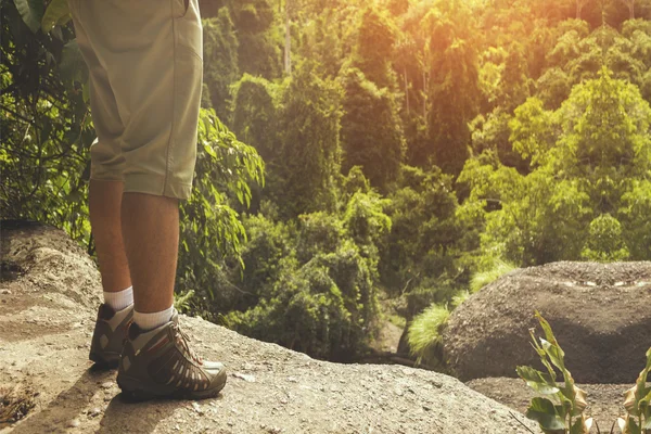 Ung Man Traveler fötter står ensam med sunset berg på — Stockfoto