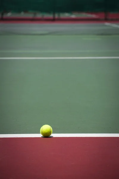 Tennisboll på planen — Stockfoto