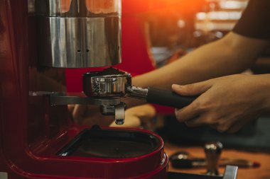 Barista kahve hazırlama yapma Cafe hizmet Concept.Vintage c