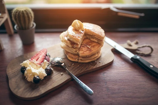 Çikolata, bal, fındık ve dilim ile lezzetli gözleme yığını