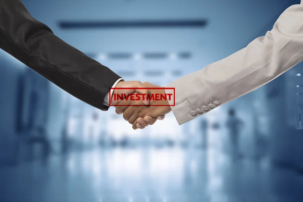Investidor empresário handshake juntos: acordo, aceitar, aprovar — Fotografia de Stock