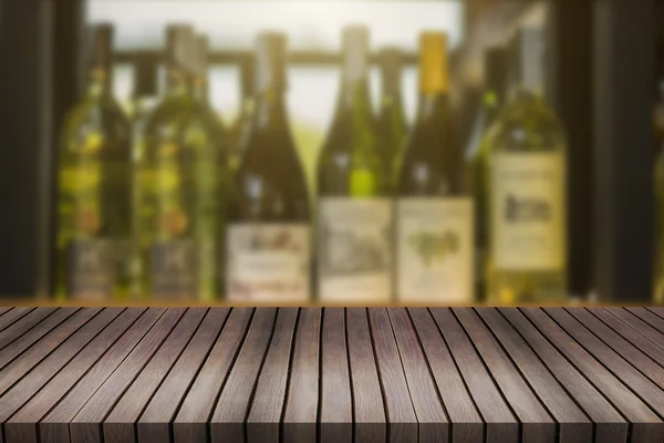 Fa asztal és Blurred háttér ca polcon Liquor borosüveg — Stock Fotó