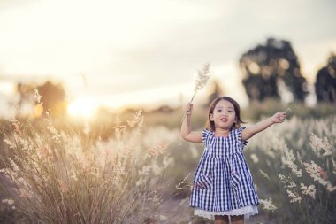 Bir alandaki doğal çiviler ile yaz oynarken mutlu sevimli çocuk 