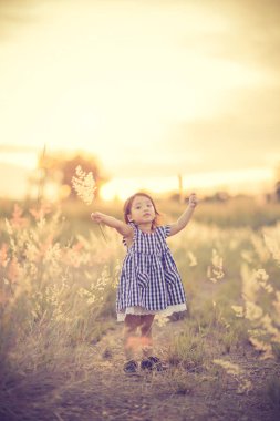 Bir alandaki doğal çiviler ile yaz oynarken mutlu sevimli çocuk 