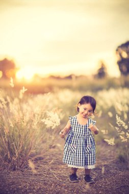 Bir alandaki doğal çiviler ile yaz oynarken mutlu sevimli çocuk 