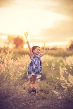 Bir alandaki doğal çiviler ile yaz oynarken mutlu sevimli çocuk 