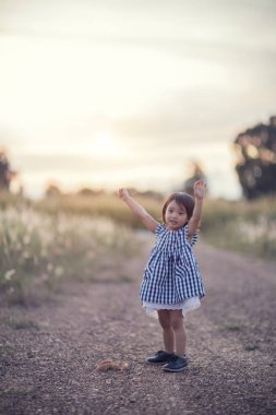 Bir alandaki doğal çiviler ile yaz oynarken mutlu sevimli çocuk 