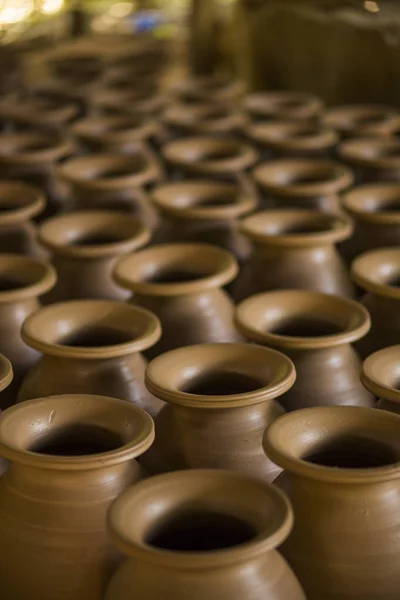 Rows.soft odak el yapımı çanak çömlek kurutma. — Stok fotoğraf