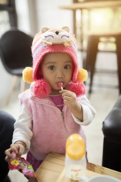 Portret Ładna dziewczynka jedzenie jasny różowy sukienka — Zdjęcie stockowe