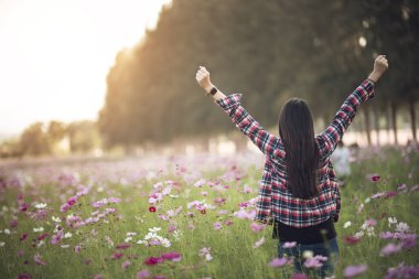 sunset evren çiçek alan bir güzel kız. fr kavramı