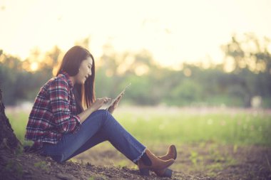 İnternette bilgisayar alışverişi yapan kadın