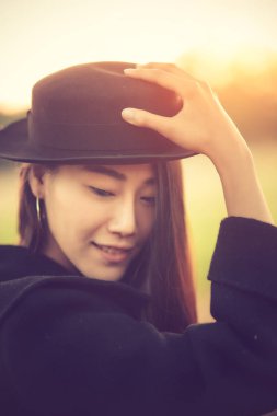 Bir şapka ile genç güzel kadın. Vintage renk