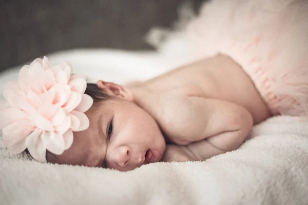 Прекрасная новорожденная девочка, спящая на белом одеяле. — стоковое фото