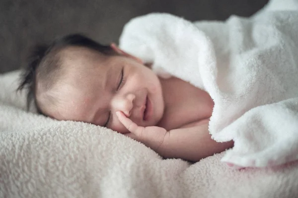 Pasgeboren schattige meisje slapen op een roze achtergrond. Vintage color.so — Stockfoto