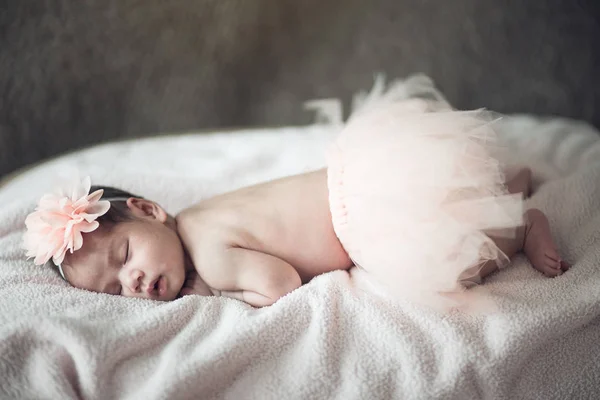 Recém-nascido bonito menina dormindo em um fundo rosa.Vintage color.so — Fotografia de Stock