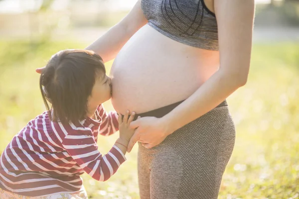 Lycklig familj, en gravid mor och dotter lilla flicka barnet jag — Stockfoto