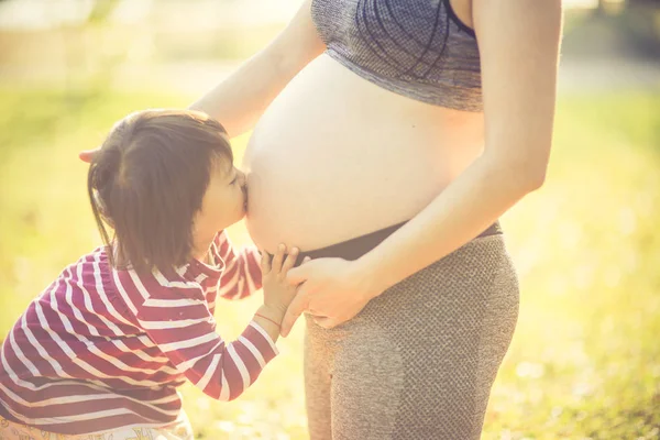 Lycklig familj, en gravid mor och dotter lilla flicka barnet jag — Stockfoto