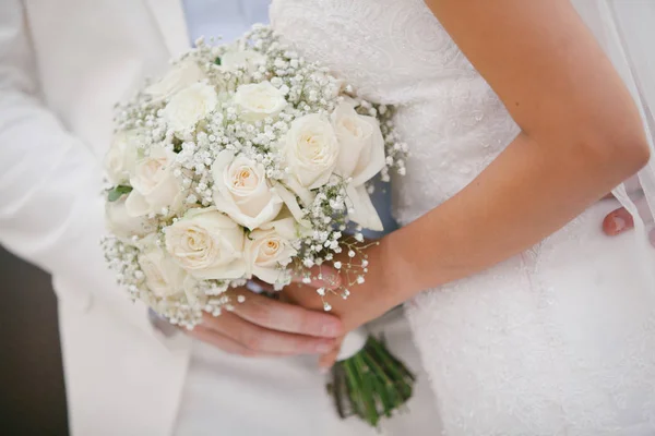 Bonito ramo de boda en mano de novia — Foto de Stock