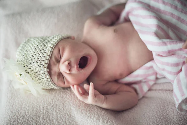 Slapende pasgeboren baby op een deken — Stockfoto