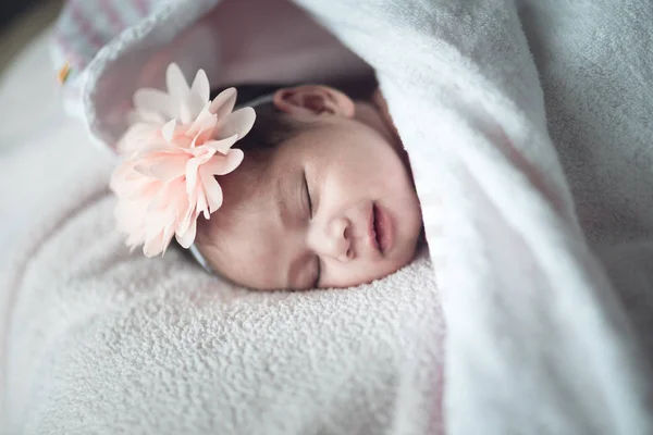 Slapende pasgeboren baby op een deken — Stockfoto