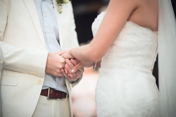 Frischvermählte tauschen Ringe, Bräutigam legt der Braut den Ring auf den Arm — Stockfoto