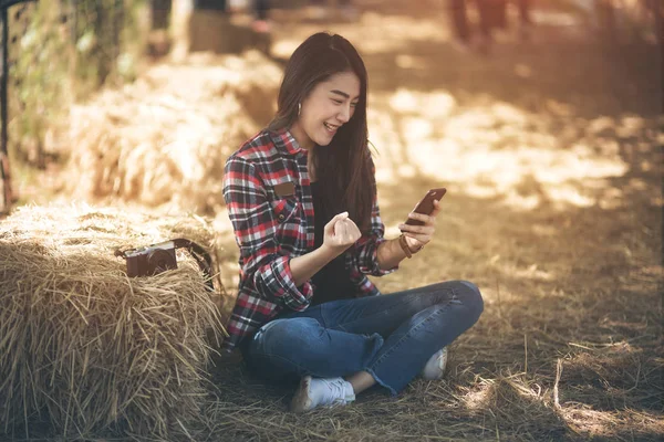 Kvinna söker jobb med en laptop i en stadspark i sommar. SOF — Stockfoto