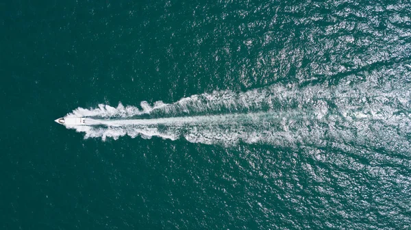 Вид повітря на пасажирський поромний човен у відкритих водах — стокове фото