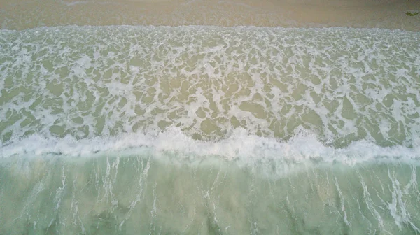 Vue de dessus oiseau oeil de mer sable plage fond concept.Soft focu — Photo