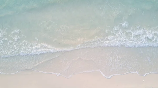 Вид зверху пташине око морського піщаного пляжу концепція фону. м'який фокус — стокове фото