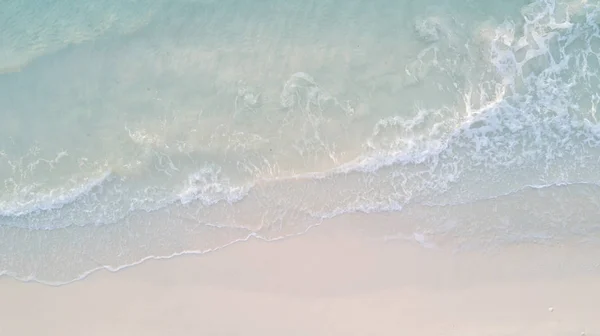 海砂ビーチ背景コンセプトの上から見る鳥の目。ソフト婦人 — ストック写真