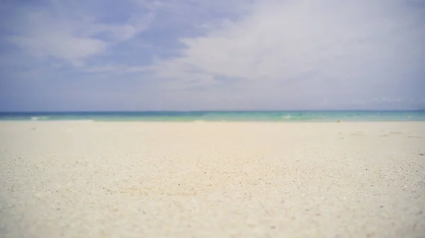 ぼやけビーチと海の波、ヴィンテージ色の背景 — ストック写真