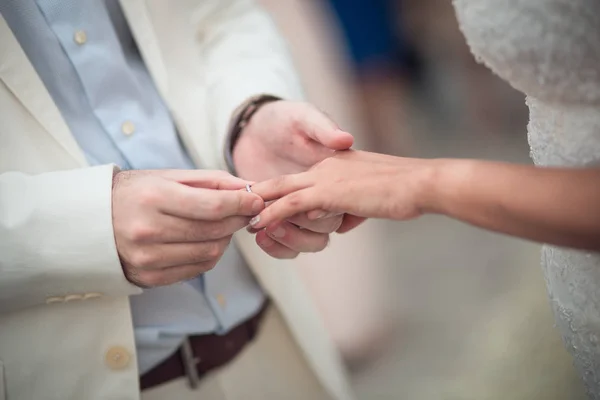 Die Hände des Brautpaares mit den Eheringen — Stockfoto