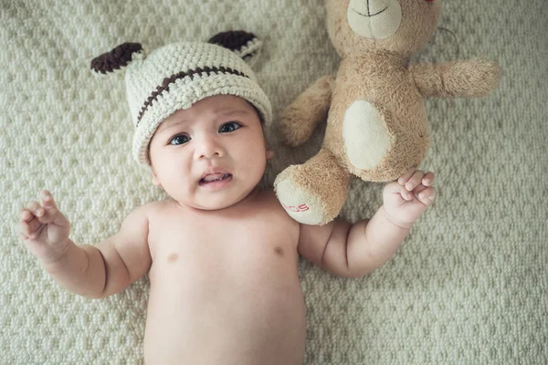 Pasgeboren baby op een deken met een teddy — Stockfoto