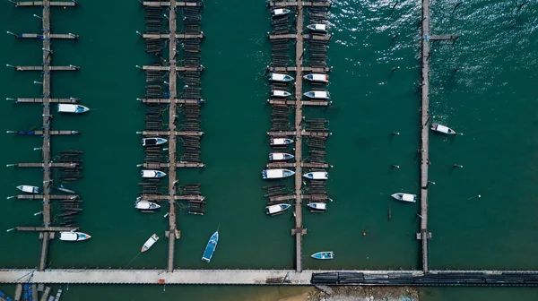 Luchtfoto uitzicht over groep van vissersboten, Thailand — Stockfoto