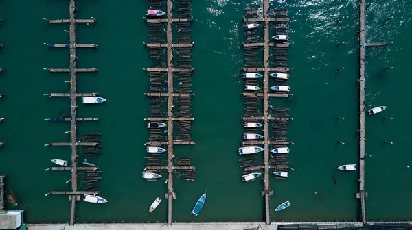 Widok z lotu ptaka nad grupą łodzie rybackie, Tajlandia — Zdjęcie stockowe