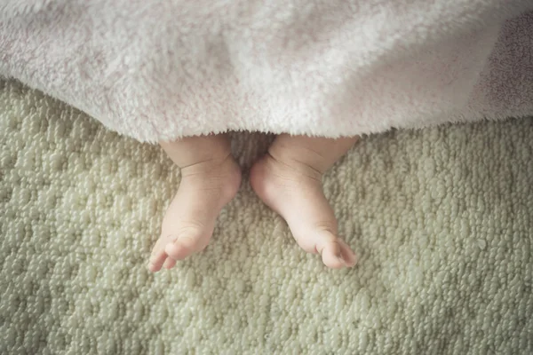 Pasgeboren baby feet.vintage kleur — Stockfoto