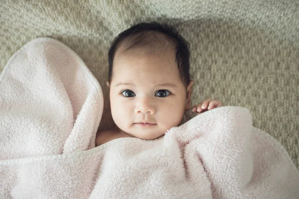 Beaufiful Kaukasische baby babymeisje — Stockfoto