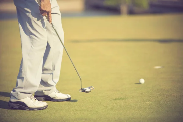 Golf-lejátszó a putting green, ütő labda a hole.vintag — Stock Fotó
