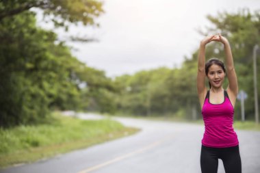 Kadınlar bir sabah çalışmadan önce ısınmak