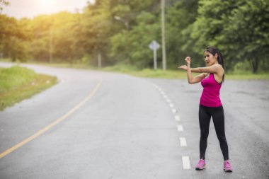 Kadınlar bir sabah çalışmadan önce ısınmak